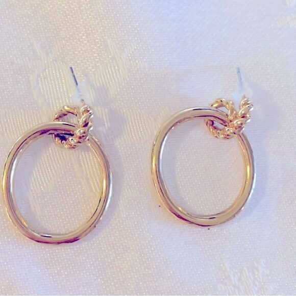 Ralph Lauren Chaps Earrings 1.25” Pierced Gold Tone Vintage Gorgeous - Picture 3 of 3